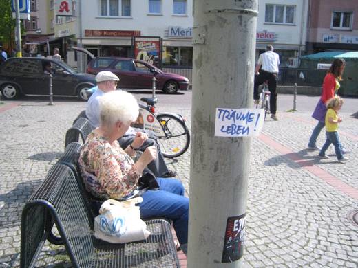 Aufkleber "Träume leben" an Laterne